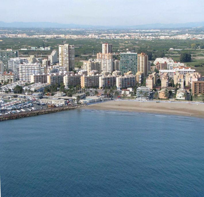 Vista aérea de la Playa de la Puebla de Farnals. Apartamento en primera línea con vistas al mar, a dos minutos andando de la playa.