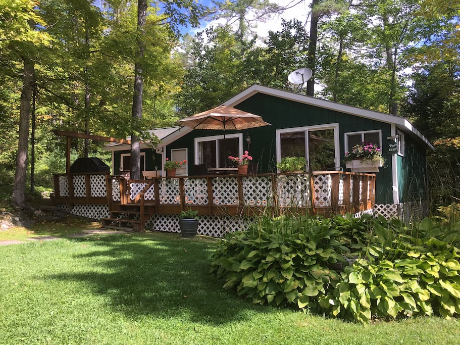 Pine Bluff cottage with wrap-around deck