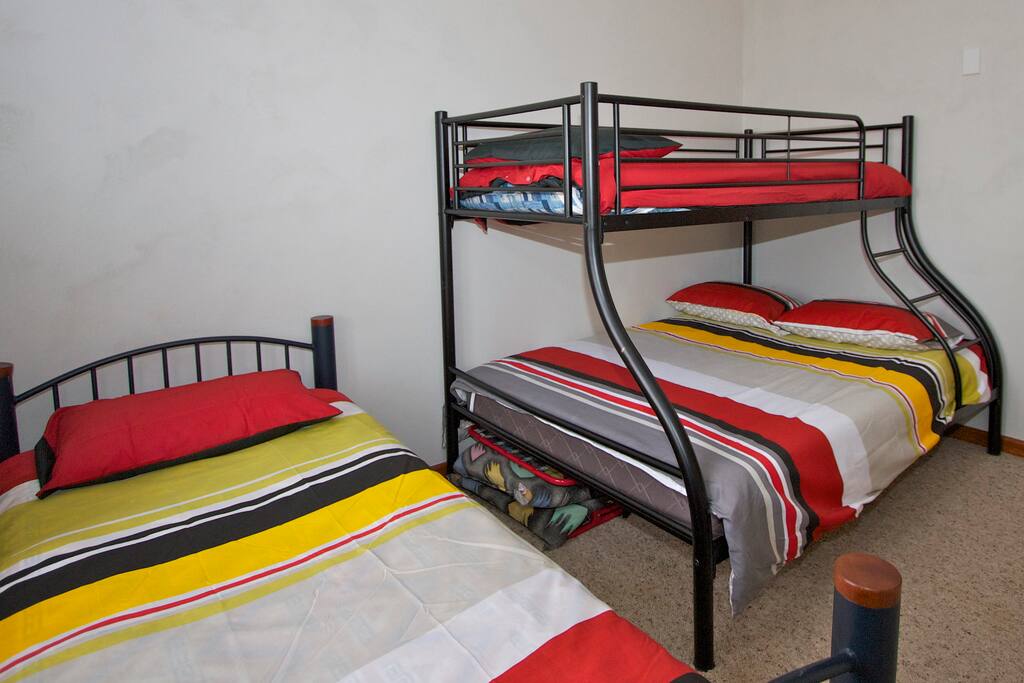 Sleeping 4 in Queen/Single bunk bed with seperate single bed (also ensuite option)