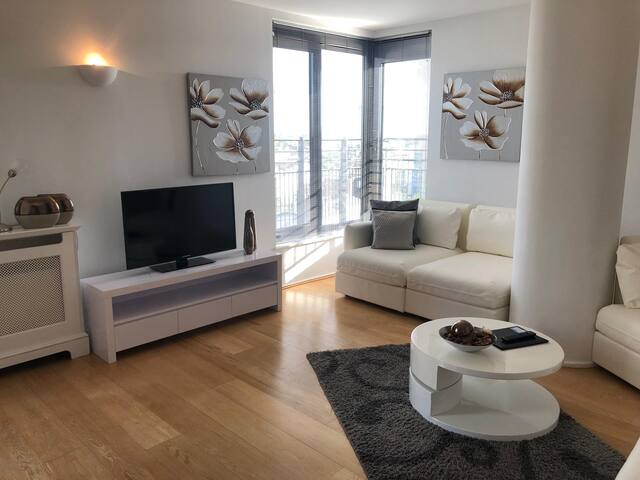 Modern, Fresh, 2bed 2bath South Kensington gallery image 2