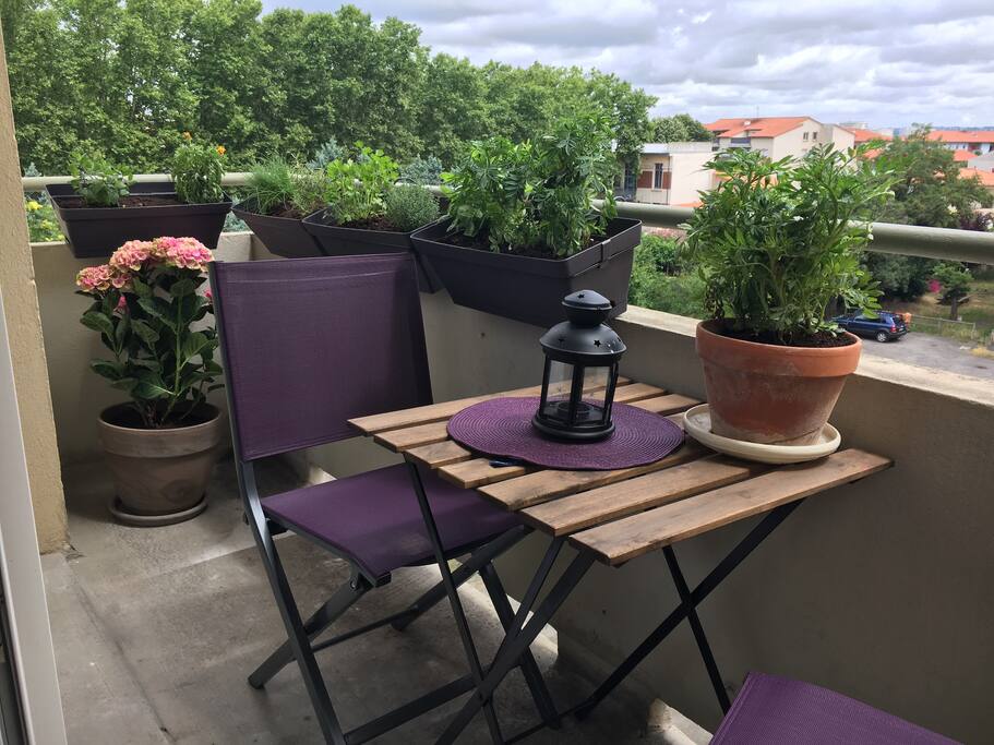 Le balcon orienté nord, ensoleillé toute la mâtinée, où l'on peut manger à 2 ou boire un verre