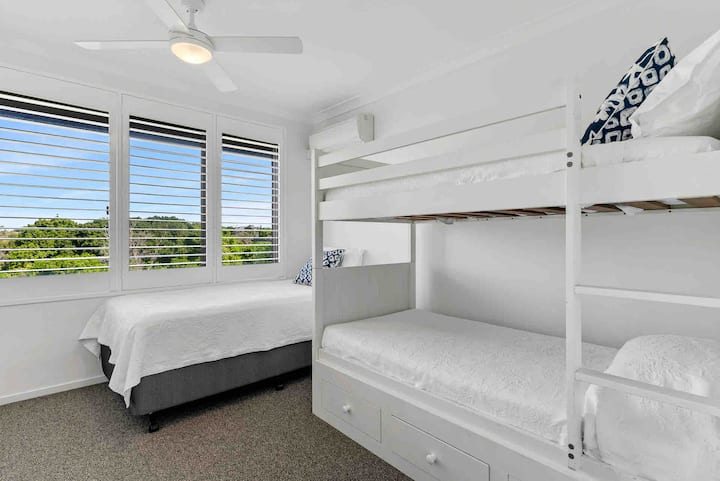 חדר קומותיים מואר ומרווח ~ מלא במיטות קינג סייז/מצעים, תריסים, מזגן ומאוורר תקרה