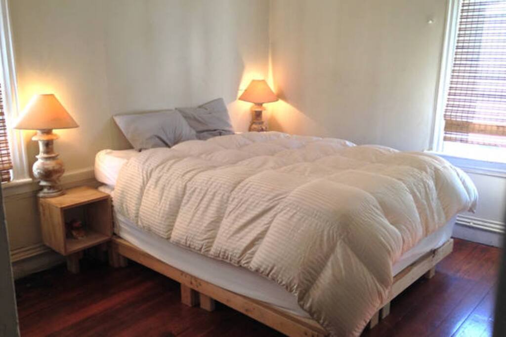 Queen Size Master
Bed Room