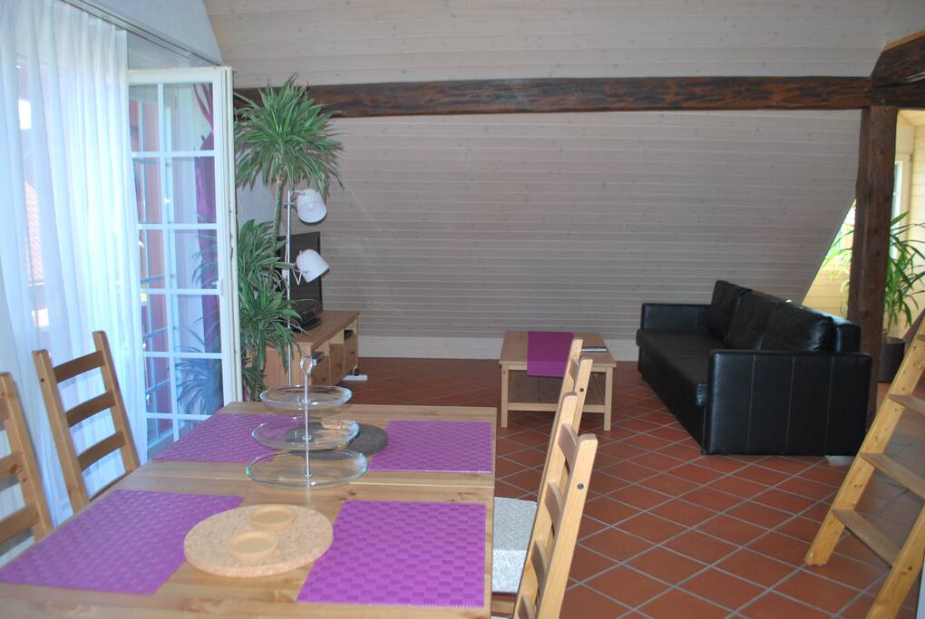 Ledersofa
Tisch mit 4 Stühlen