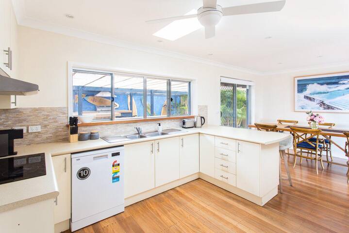 Easy Living at 14 Daphne Street gallery image 4