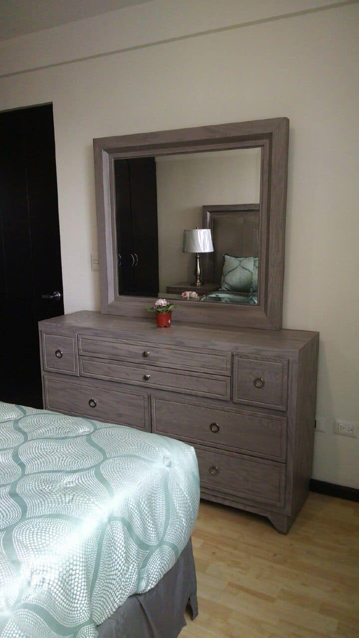 Recamara matrimonial con tocador y espejo.