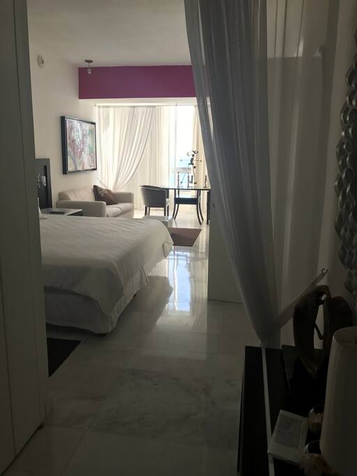 Recamara principal cama king baño privado mesa con sillas tocador tv. Vista al mar