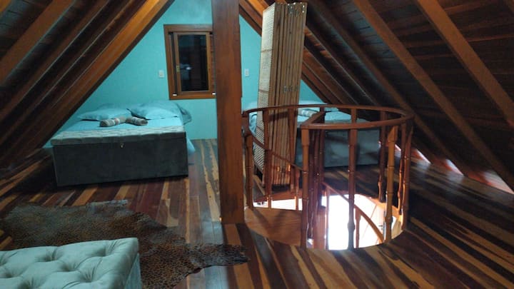 Კიბე, რომელიც ზედა ნაწილში მდებარე ოთახზე წვდომას იძლევა.