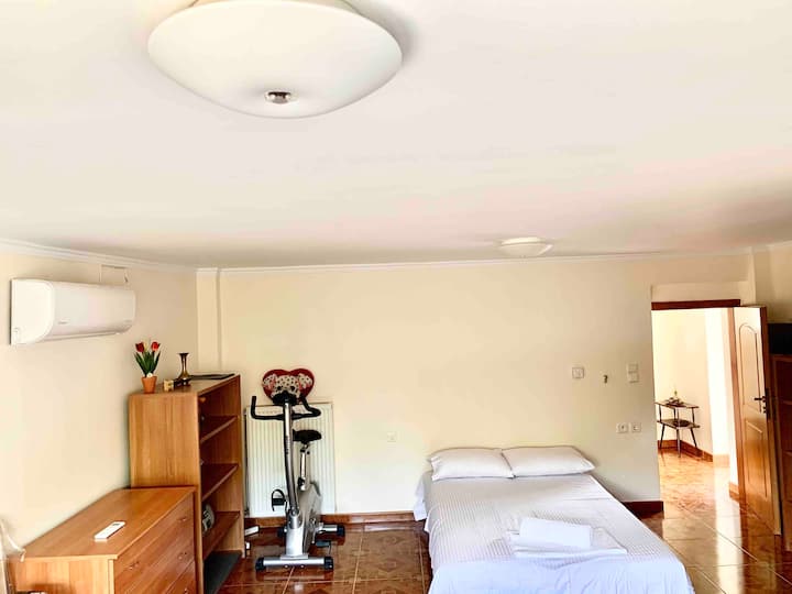 CHUMBA CHA KULALA CHA PILI CHINI. (CHA NNE KWA JUMLA)
 SOFA INAFUNGUA NA TUNA KITANDA MARA MBILI CHENYE MASHINE YA KUCHUJA KAHAWA YA FRIJI YA SEBULE NA AIRCONDITION