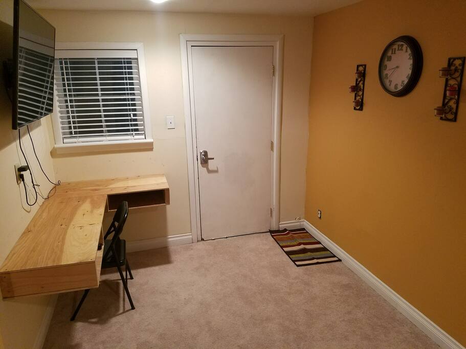 Entry and Office with High Speed Internet, Wifi or Wired.