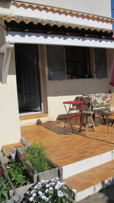 l'entrée de la maison avec petite terrasse