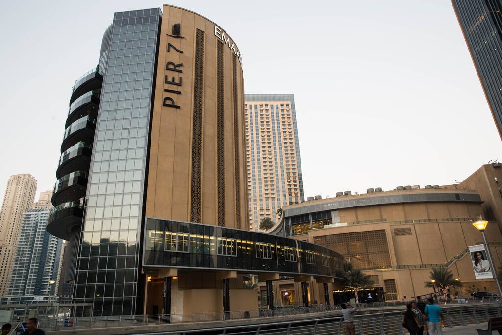 1 minuet walk to the hottest place in dubai Marina Pier 7 with lots of restaurants and bars