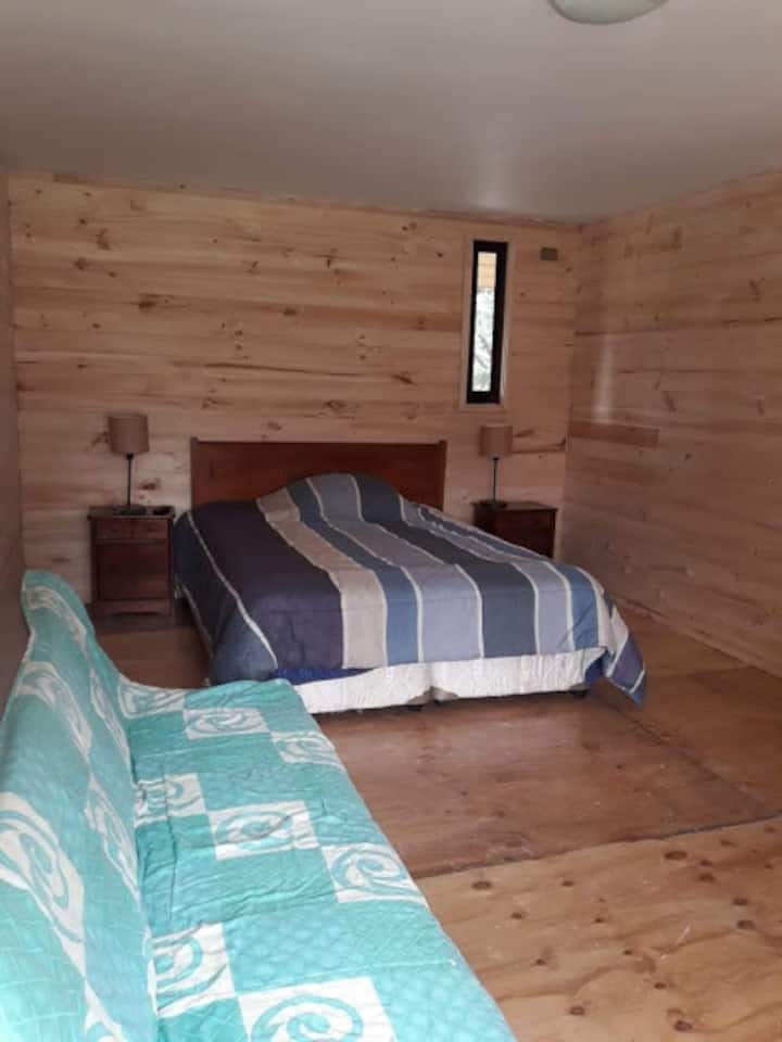 חדר שינה זוגי גדול בגודל 3.5 על 6 מטר.