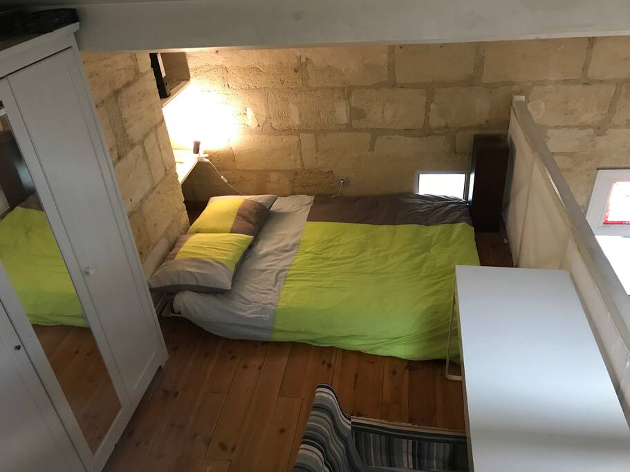 La chambre secondaire, située sur mezzanine