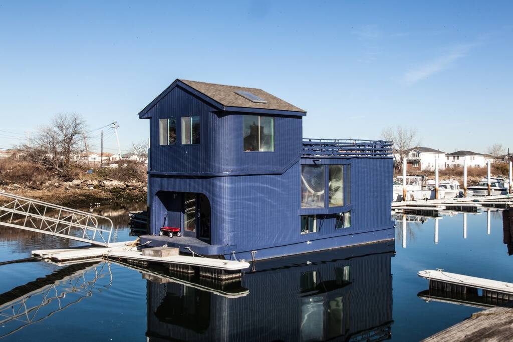Cozy Little Houseboat Vacation in Queens, New York Ziggy Stardust Surf House - A Beautiful Houseboat ...
