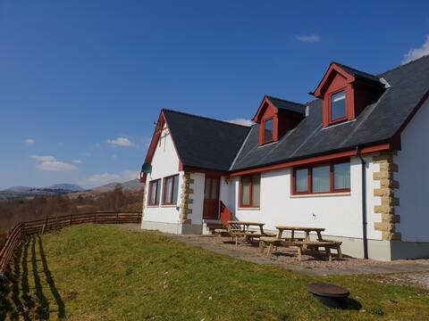 Gasgan. Large croft house with amazing loch views