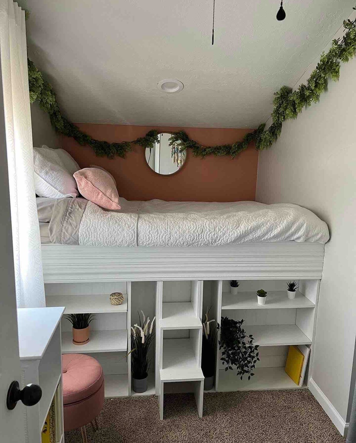 Krevat me madhësi të plotë në dhomën e dytë të gjumit.  Një vend i vogël i ëmbël i fshehur që të duket sikur je në një shtëpi mbi pemë.  Një vend i përkryer për një fëmijë më të madh ose të rritur që i pëlqen të përqafohet në nukle të vogla.