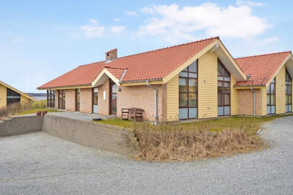 Feriehuset med egen parkering.