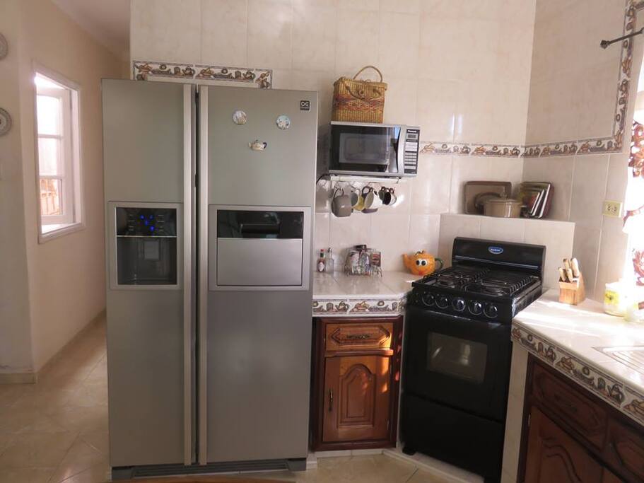 La amplia cocina y comedor de este soleado apartamento invitan a un momento de relax y a sentirse como en su propia casa.