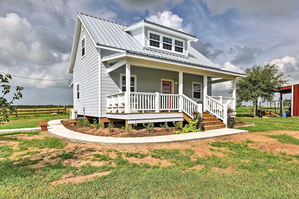 This charming property sits just mere steps away from Carancahua Bay.