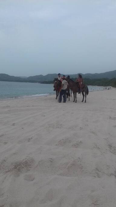 paseos en playa Conchal desde playa Real. 4.5 kilómetros
