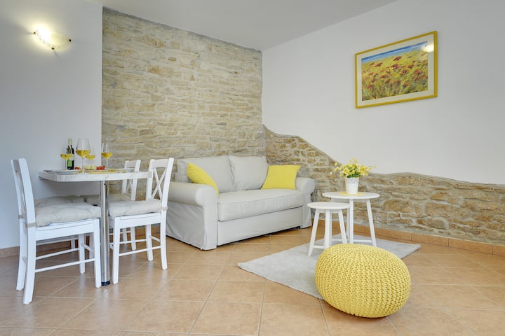 Cocina y sala de estar en el primer departamento.