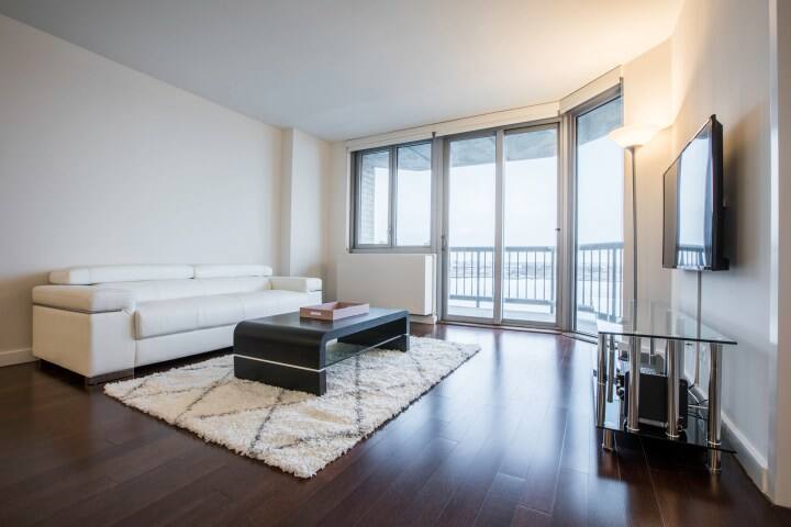 Spacious 3 bedroom 2BTH with private balcony gallery image 4