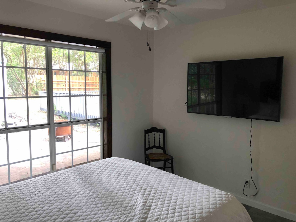 Tempurpedic beds, walk to food, fenced turf yard.