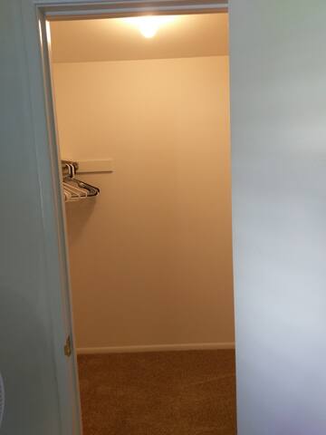 Clean, Spacious and Conveniently Located gallery image 3