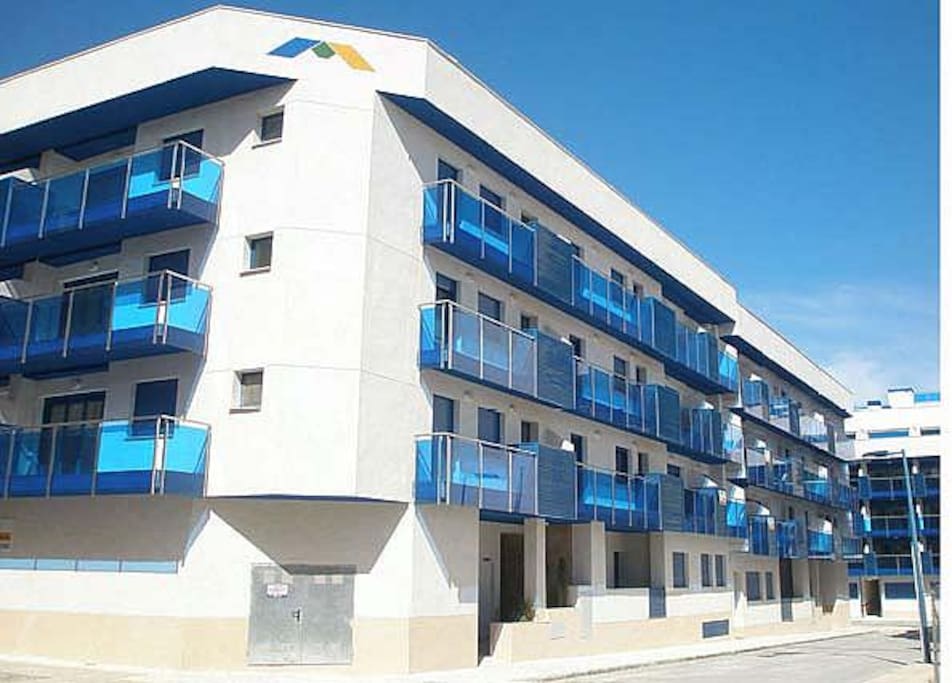 Fachada del edificio. Zona tranquila y bien comunicada, el supermercado consum esta en la esquina, la playa del norte a 5 min andando (
