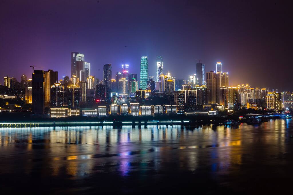 客厅窗户的夜景