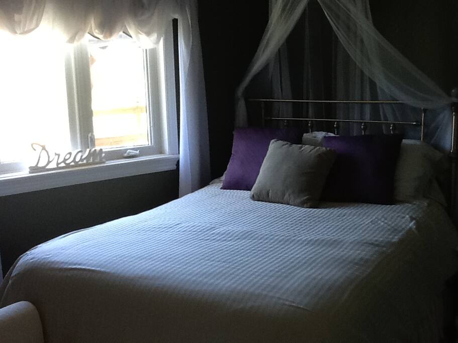 Comfy Queen Room