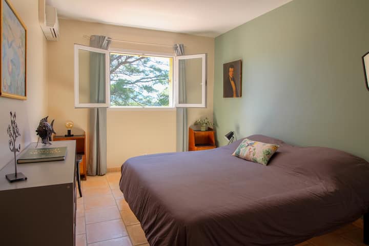 ห้องนอน 3. เตียงคิงไซส์ (หรือเตียง 90 สองเตียง)