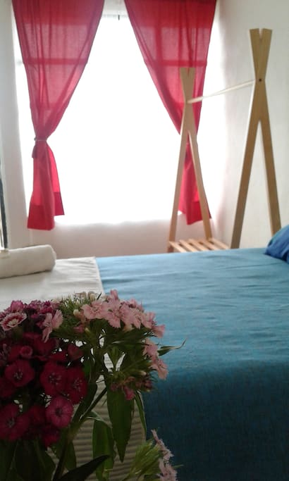 En cada habitación las ventanas brindan luminosidad y aire fresco.
In every room the windows offer light and fresh air.