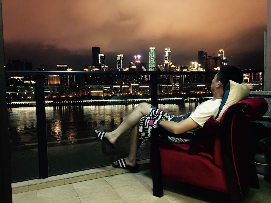 阳台躺椅让你静静欣赏长江美丽夜景!