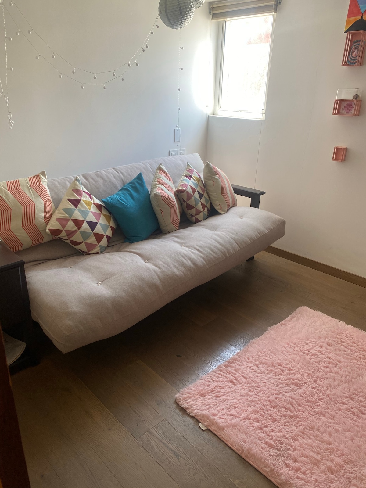 ห้องพักเพิ่มเติมพร้อมเตียงโซฟาห้องน้ำและห้องแต่งตัว 