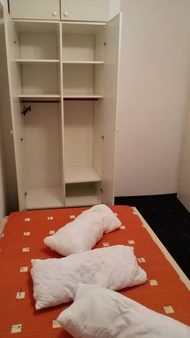 Bett mit Schrank