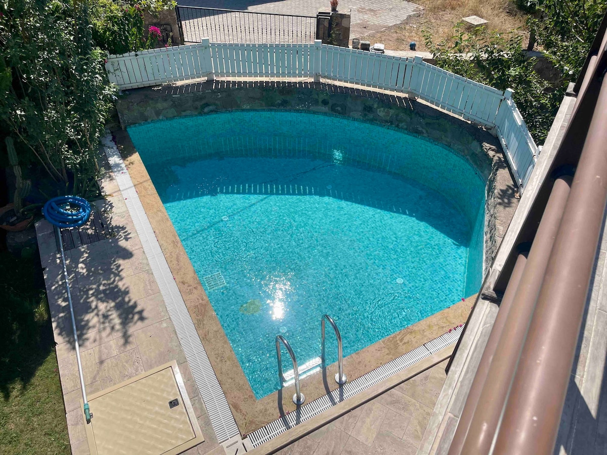 Gürece Havuzlu Taş Villa