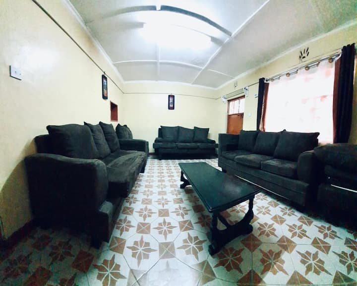 Sala de estar con TV inteligente y WiFi