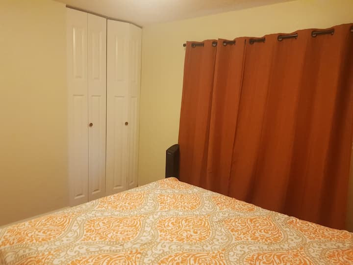 „Vaše pokojné útočisko – kde sa stretáva pohodlie a relaxácia.“