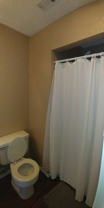 Clean and remodeled shower located inside en suite bathroom. Towels and toiletries will be provided complementary.