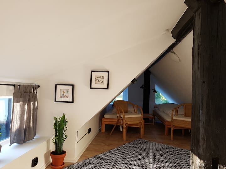 Vista a la parte trasera del segundo dormitorio (con un total de 4 camas individuales); altura de techo muy baja en el piso apuntado