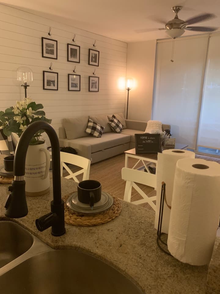 Თანამედროვე ფერმის დეკორი იმდენად მყუდროა, რომ სახლიდან მოშორებით მდებარეობს.