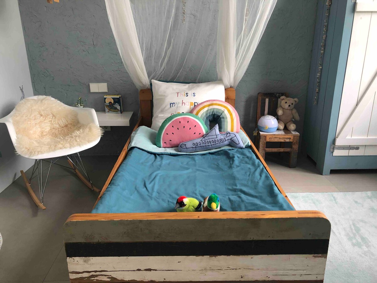 Cette chambre peut être avec : SOIT un lit double pour 2 personnes, soit un lit simple de 80 à 180 cm 