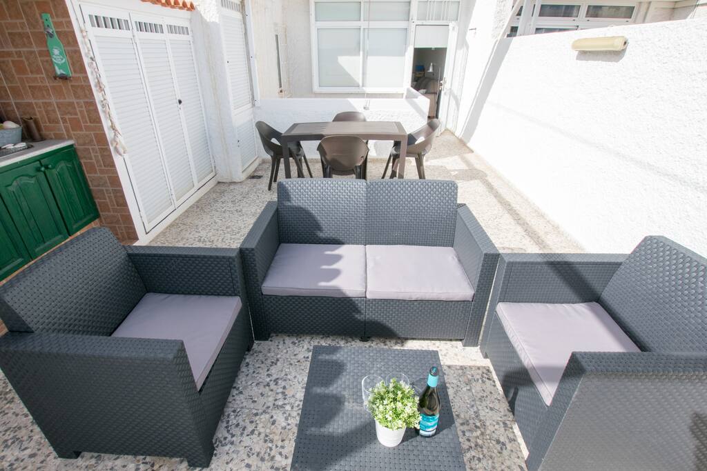 Other angle to the this great terrace and ocean view. "Wonderful. The apartment is perfect. We have been three people a week. A magnificent terrace. Close to supermarket and bus stop. Zuzka very friendly. Any doubts solve it instantly. Candelaria is very well located to enjoy Tenerife. In short, a 10"Borja