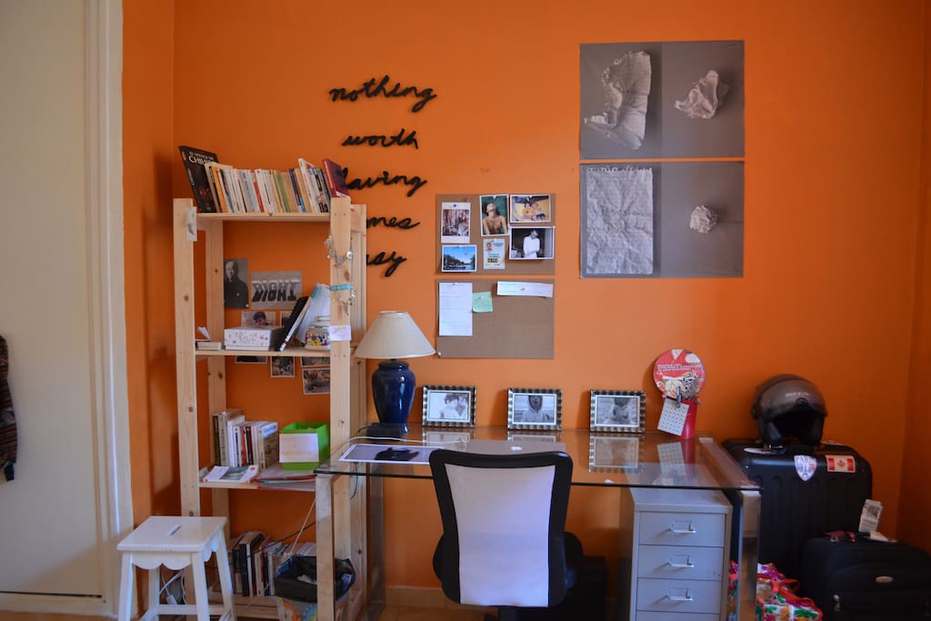 Grande chambre avec un bel espace travail (mes affaires personnelles seront retirées)