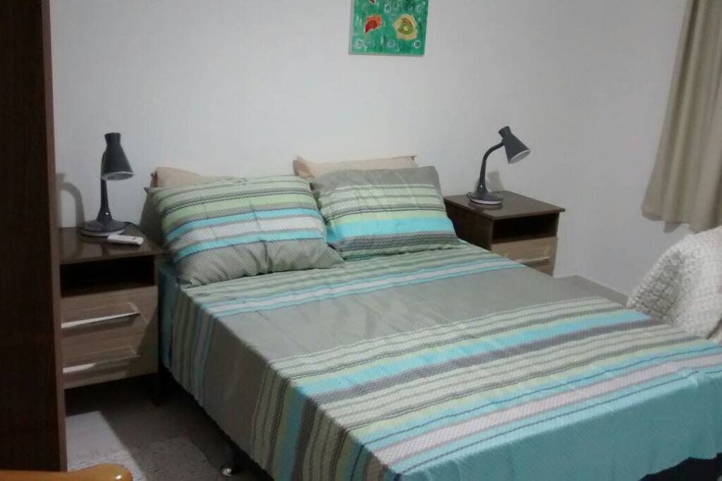 QUARTO 1 COM CAMA DE CASAL, ARMÁRIO, CRIADO MUDO E AR CONDICIONADO QUENTE E FRIO