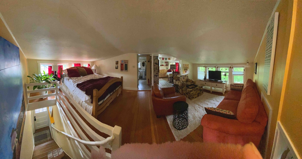 Vista panorámica de la sala de estar del estudio principal desde la parte superior de las escaleras. 
Una vez más, ten en cuenta que el techo más alto en medio del espacio es de 80pulgadas y baja a 60 pulgadas. 