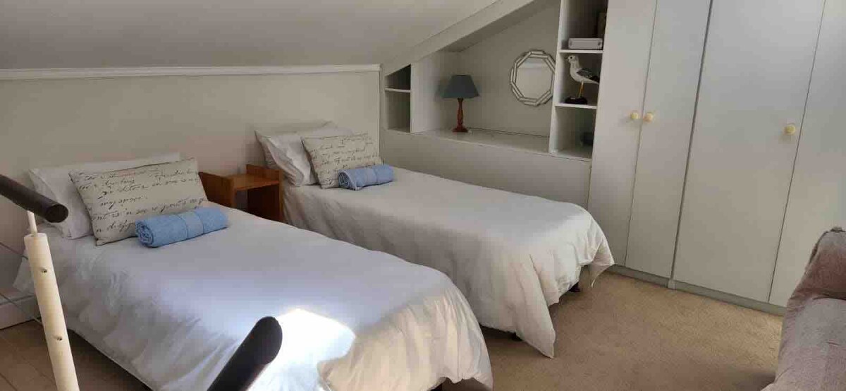 位于房源三楼的阁楼客房，配有两张单人床 