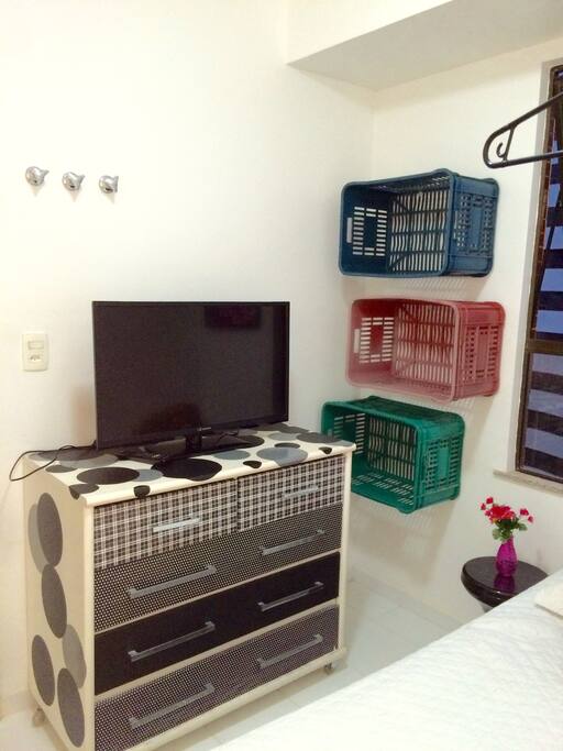 Tv, comoda para colocar roupas, ou quaisquer outros objetos de uso pessoal.